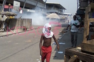 Côte dÂ’Ivoire : Les commerçants protestent contre le promoteur du marché de Treichville, la police chargeÂ…  